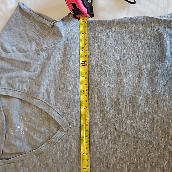 🩴 Gray V Neck Size M - Picture 4 of 5